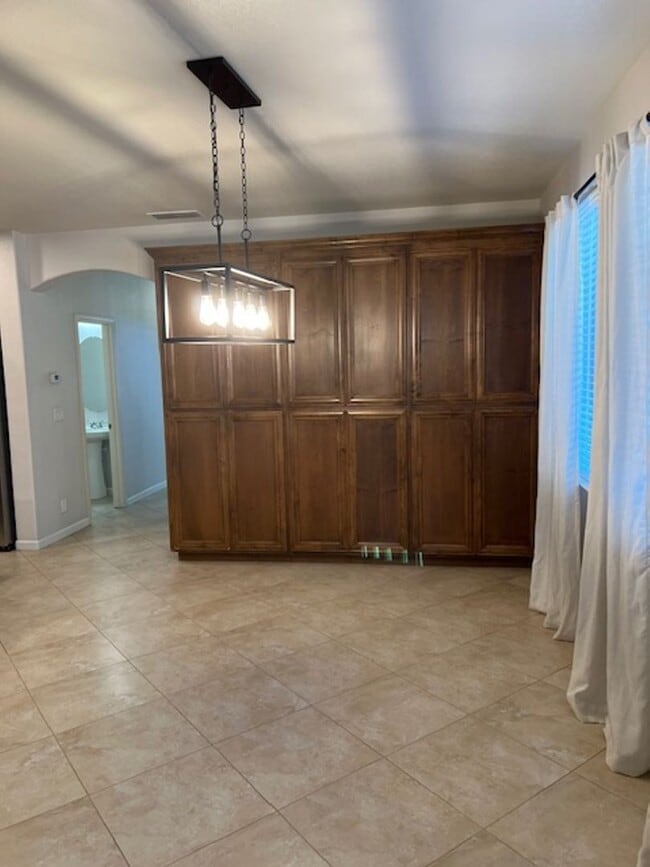 Building Photo - Beautiful 5 Bedroom Home in Crocker Ranch ...