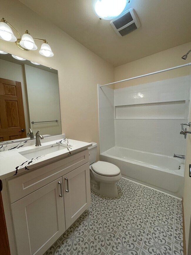 Building Photo - 2128 Freund St