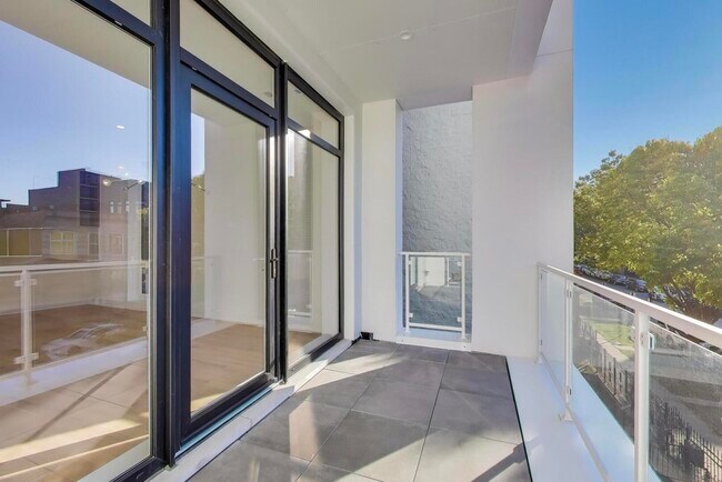 Building Photo - 2456 W Cortez St