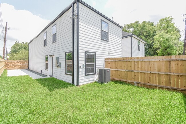Building Photo - 7802 Crestview Dr