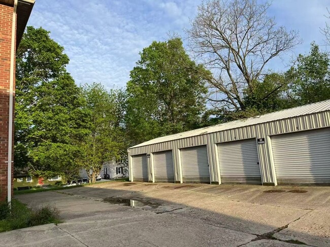 Building Photo - 109 W Sycamore St