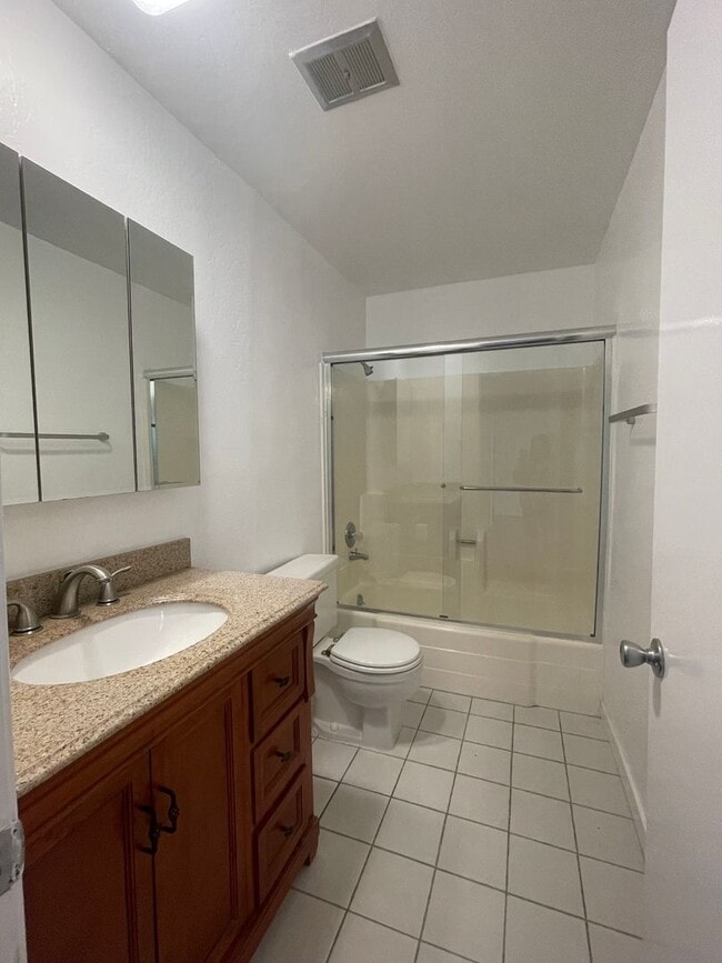 Building Photo - Newly Upgraded Spacious 3br with Decks, Laundry, Parking