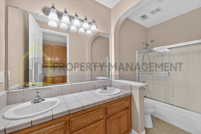 Building Photo - Spacious 3-Bed, 2-Bath Retreat on Charm Way
