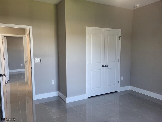 Building Photo - 654 NE 5th Pl