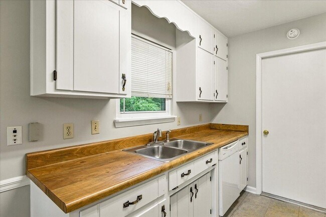 Building Photo - 3232 Riddle Dr