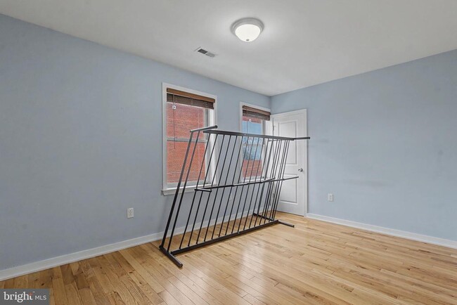 Building Photo - 1515 W Oxford St