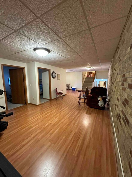 Building Photo - 320 Oak Ave N