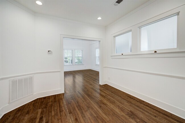 Building Photo - 303 W Clay St
