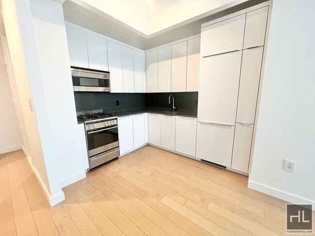 Building Photo - Fidi Luxury Apartment with Rooftop Pool!! ...