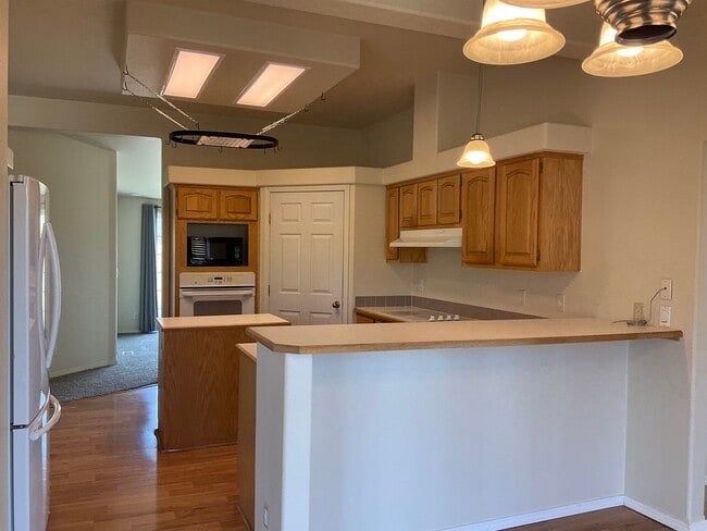 Building Photo - 4 Bed 3 Bath Home with Expansive Country V...