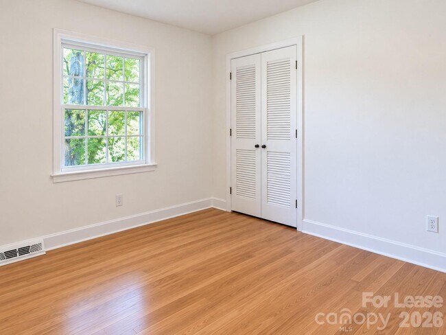 Building Photo - 7500 Thorncliff Dr