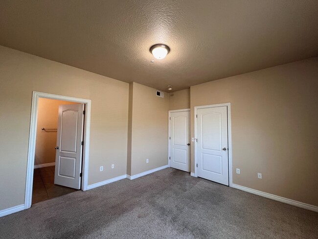 Building Photo - Beautiful Condo in Millcreek!