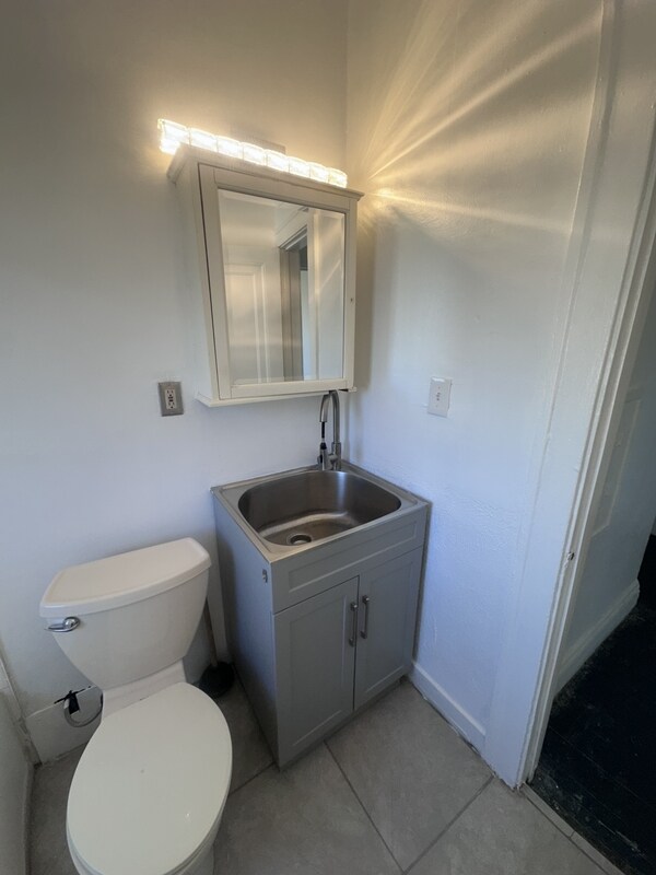 Building Photo - 3412 E 147th St