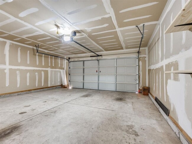 Building Photo - 609 E Linden Ln