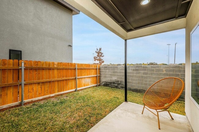 Building Photo - 305 Deer Path Lp