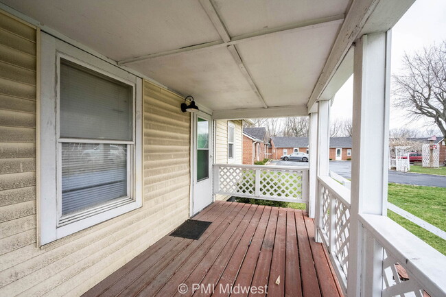 Building Photo - "Cozy 1-Bedroom Haven in Greenfield with E...