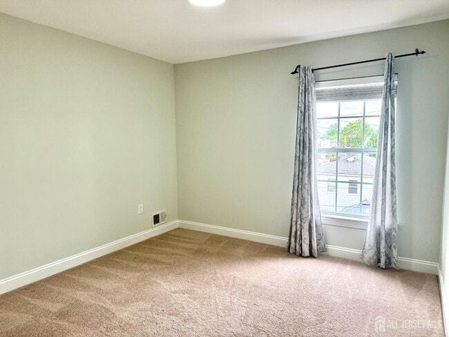 Building Photo - 13 Roosevelt Ave