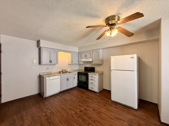 Building Photo - 215 NE Timbercreek Dr
