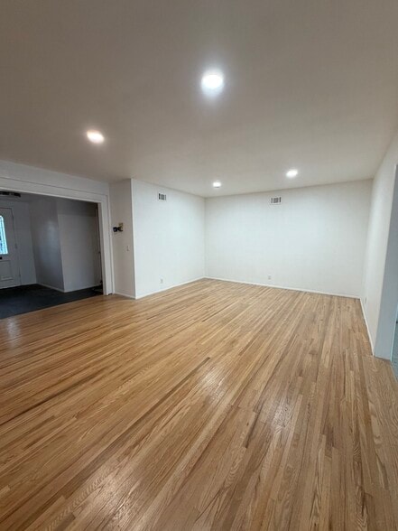 Building Photo - 9826 Columbus Ave