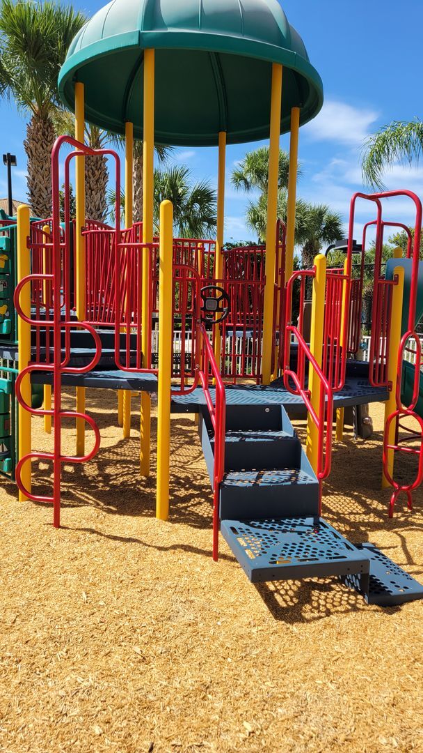 Building Photo - SEASONAL ONLY  3 bedroom, 2 1/2 bath townh...