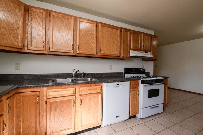 Building Photo - 2 bedroom / 2 bathroom Townhouse for rent ...