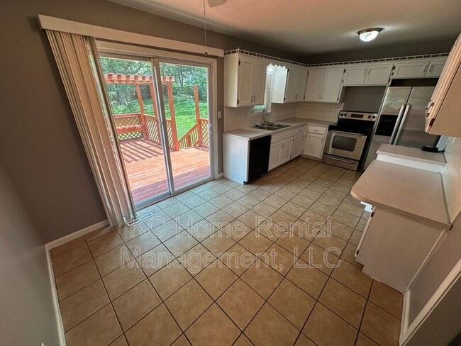 Building Photo - 424 NE Lakeview Dr