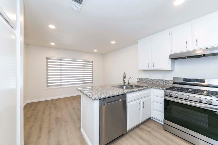 Building Photo - 2423 Coventry Cir