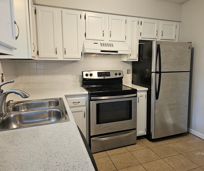 Building Photo - 10904 Mckinley Dr