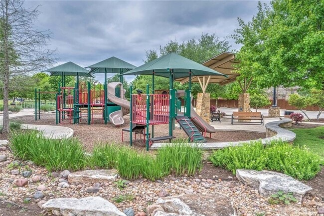 Building Photo - 215 Friendship Oak Dr