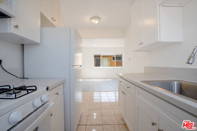 Building Photo - 241 W 84th St