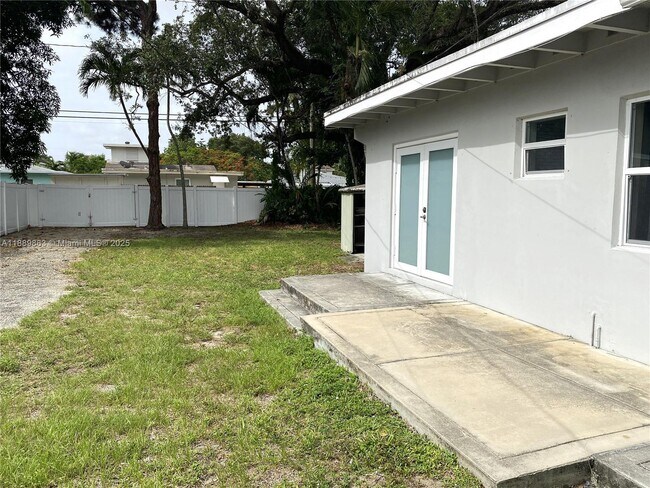 Building Photo - 812 SW 16th Ct