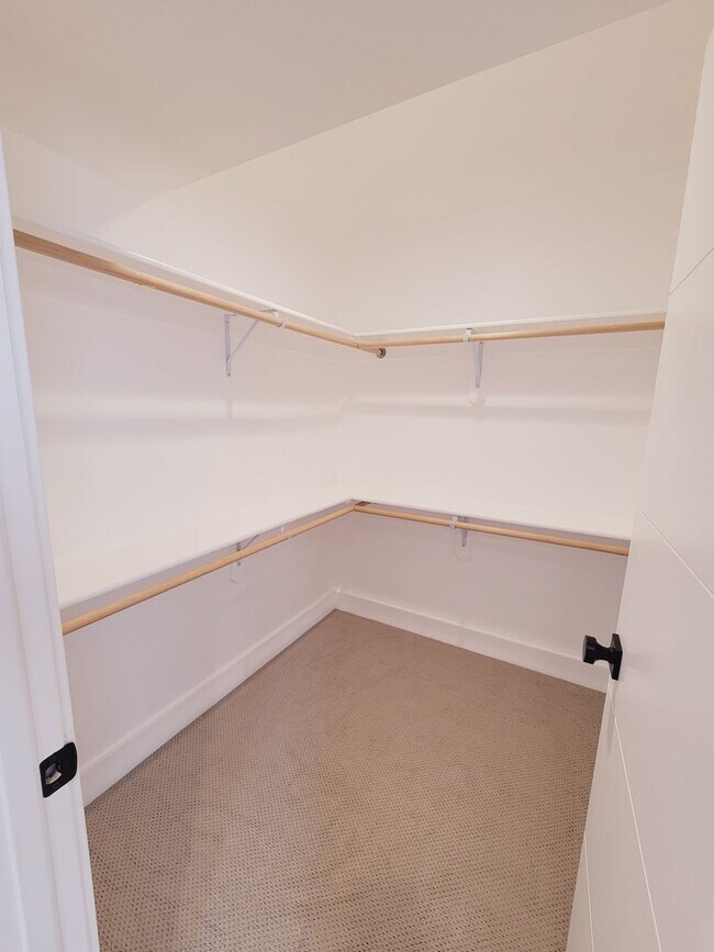 Building Photo - Luxury Downtown Townhome