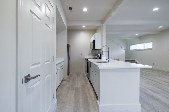 Building Photo - 206 Montoya Dr