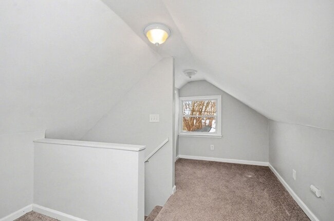 Building Photo - Bright, Clean 3 bed/1 bath- Move In Ready