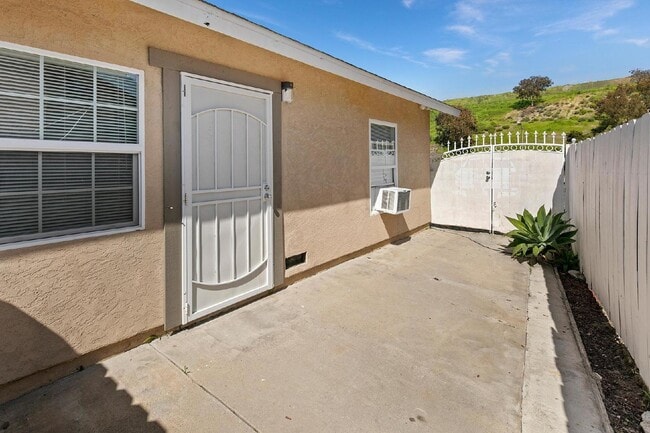 Building Photo - Charming 1 Bedroom, 1 Bathroom Apartment