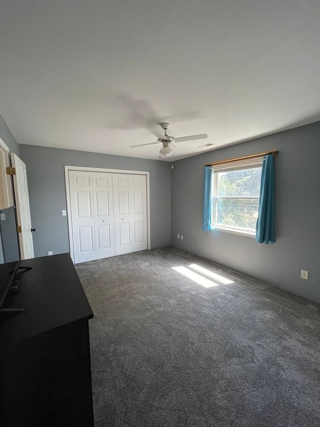 Building Photo - Beautiful 3 bed 2 bath - pets allowed! ***...