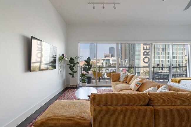 Building Photo - Stylish 1-Bedroom Near Downtown Dallas