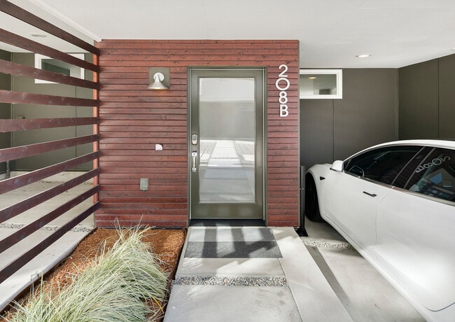 Building Photo - 208 16th Ave