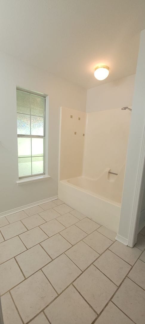 Building Photo - Beautiful 3 bedroom/2 bath with fireplace and huge covered back patio!