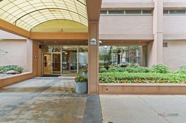 Building Photo - 247 E Chestnut St