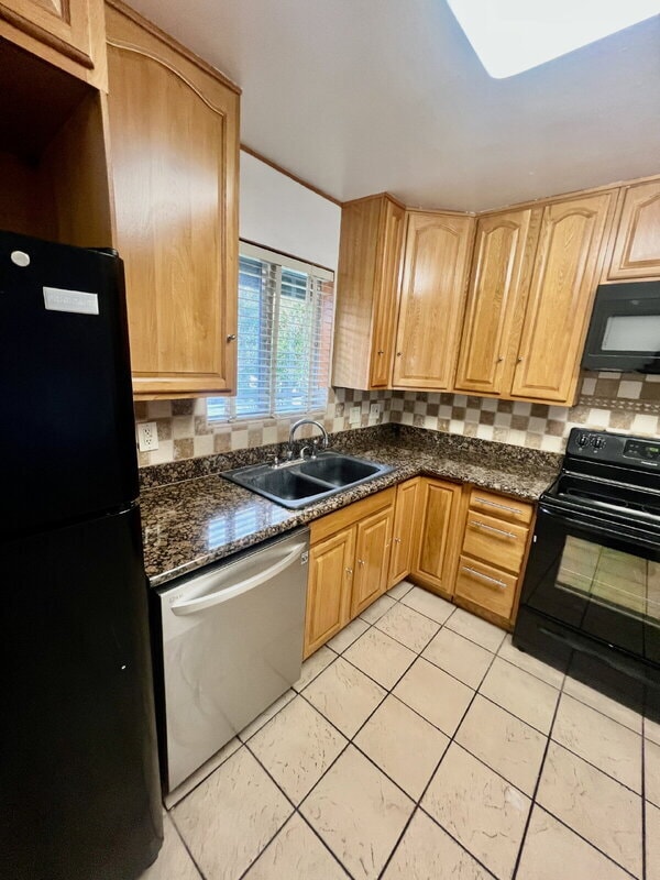 Building Photo - 280 Markham Ave