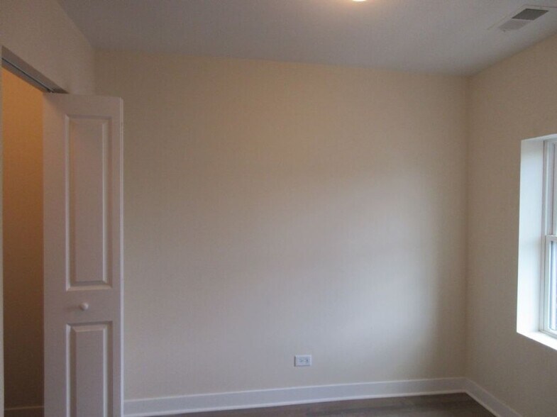 Building Photo - 2020 N Bissell St