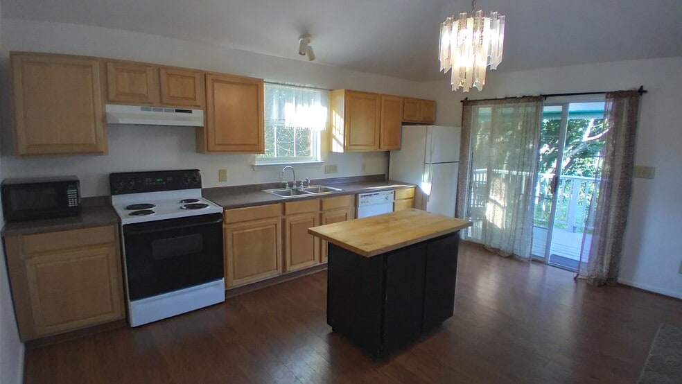 Bright kitchen with lots of cupboards - 20347 Atascocita Shores Dr