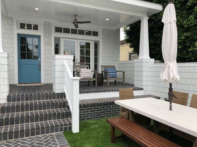 Building Photo - 3bed/3.5 Bath School Year Rental