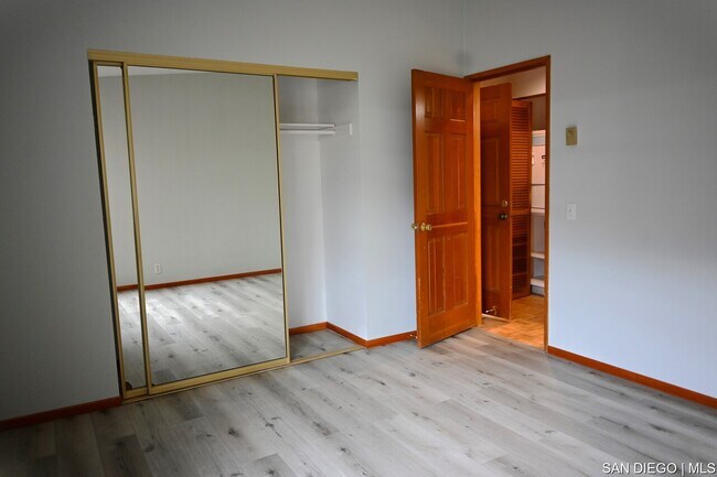 Building Photo - 8880 Villa La Jolla Dr