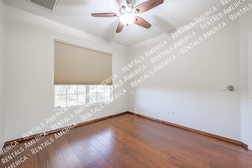 Building Photo - 10232 E Meadow Hill Dr