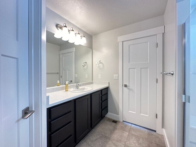 Building Photo - Large Lehi Home Now Available!
