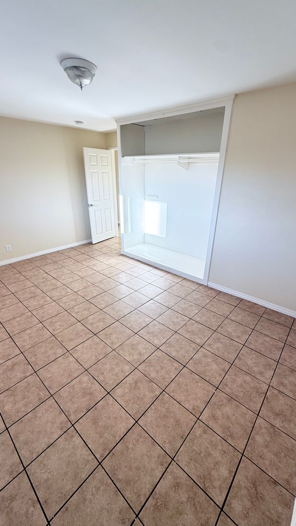 Building Photo - ASK ABOUT OUR MOVE IN SPECIAL - 1 MONTH FREE -2 bedroom 1 bath AVAILABlE NOW