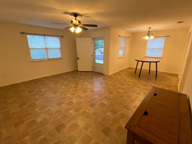 Building Photo - 154 Hurst St