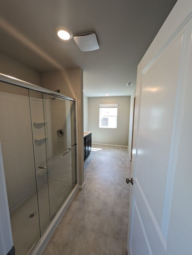 Building Photo - Newer 4 Bedroom in Stetson Heights. MOVE I...